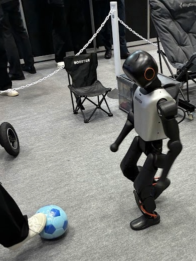ヒューマノイドがサッカーボールを追いかけるデモンストレーション。